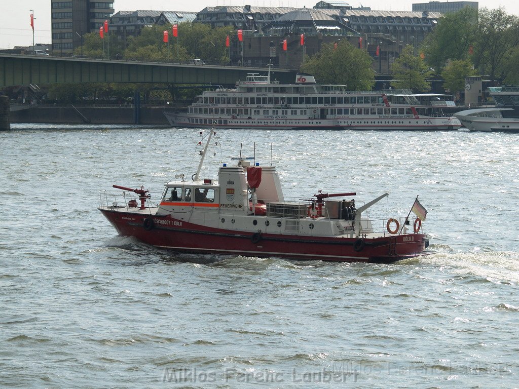 Uebungsfahrt Loeschboot und Ursula P56.JPG